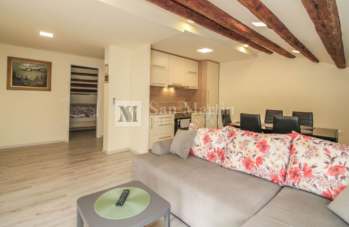 Parenzo – Appartamento unico in città, in prima fila sul mare