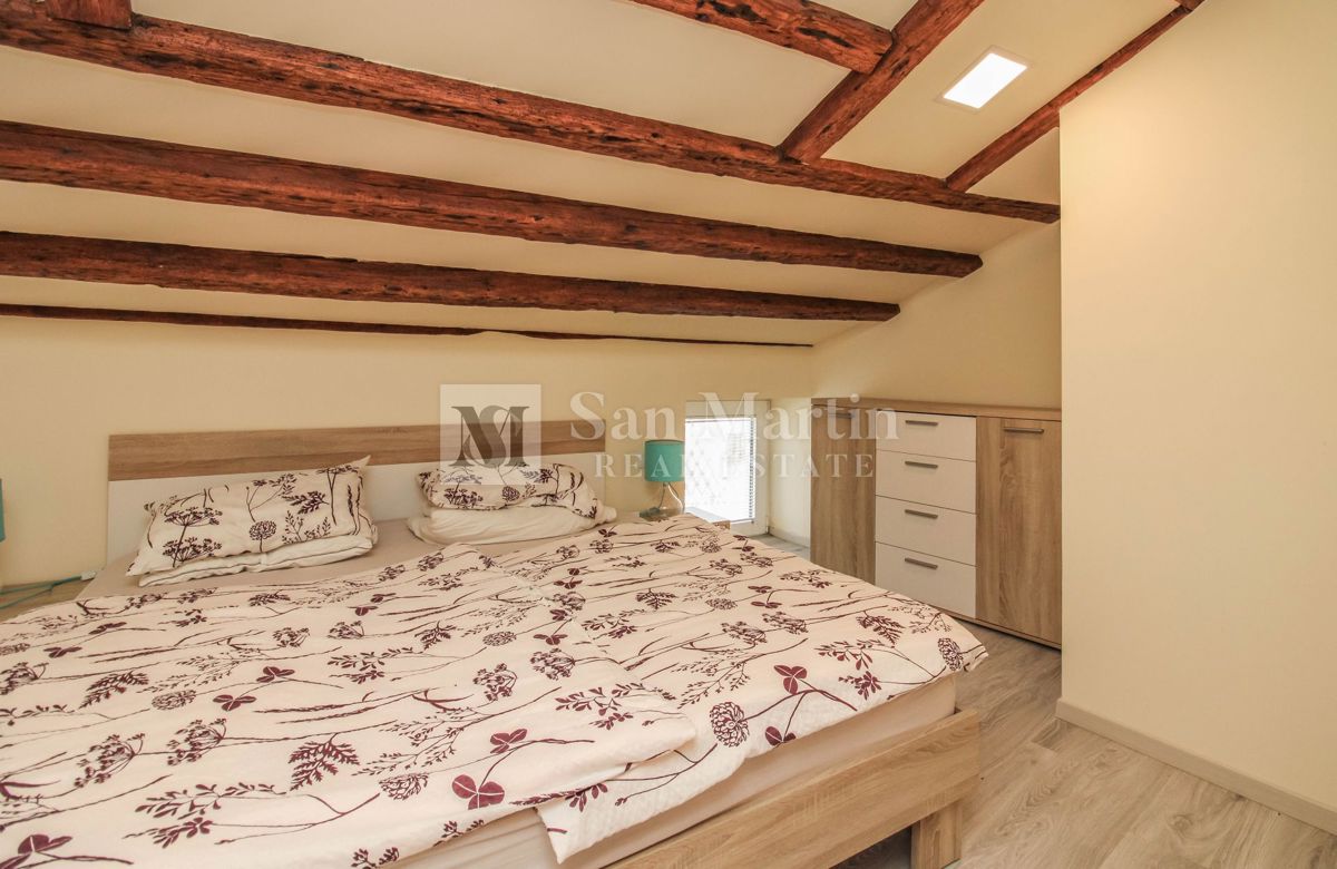 Parenzo – Appartamento unico in città, in prima fila sul mare