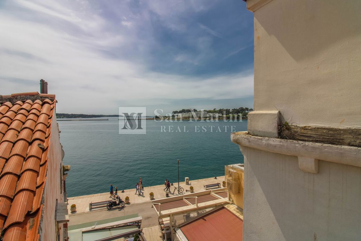 Parenzo – Appartamento unico in città, in prima fila sul mare