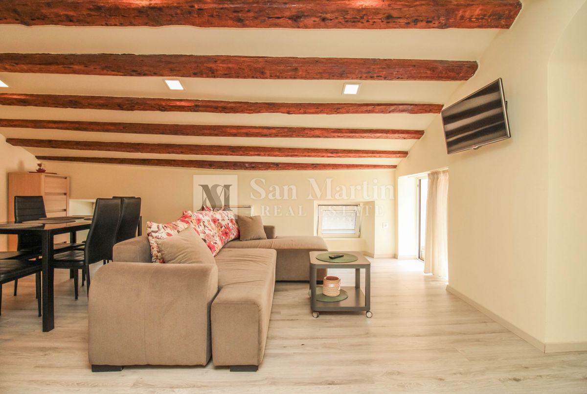 Parenzo – Appartamento unico in città, in prima fila sul mare