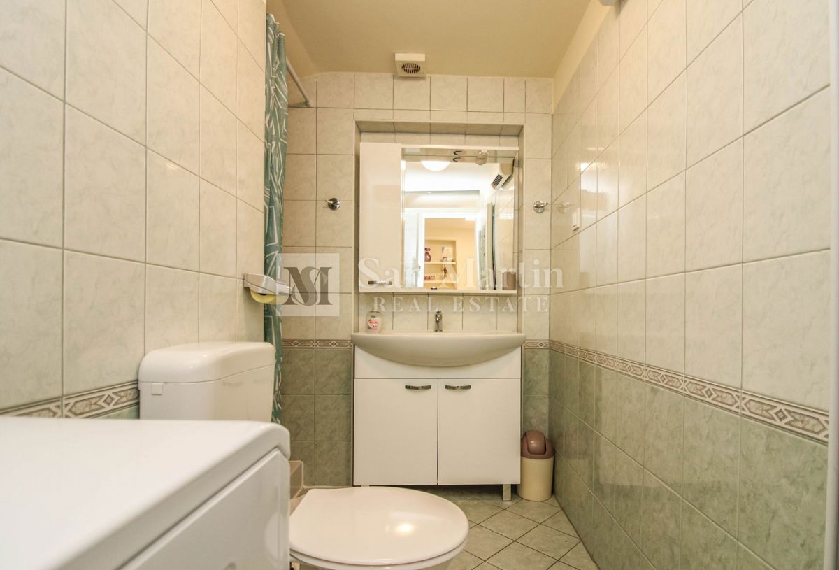 Parenzo – Appartamento unico in città, in prima fila sul mare