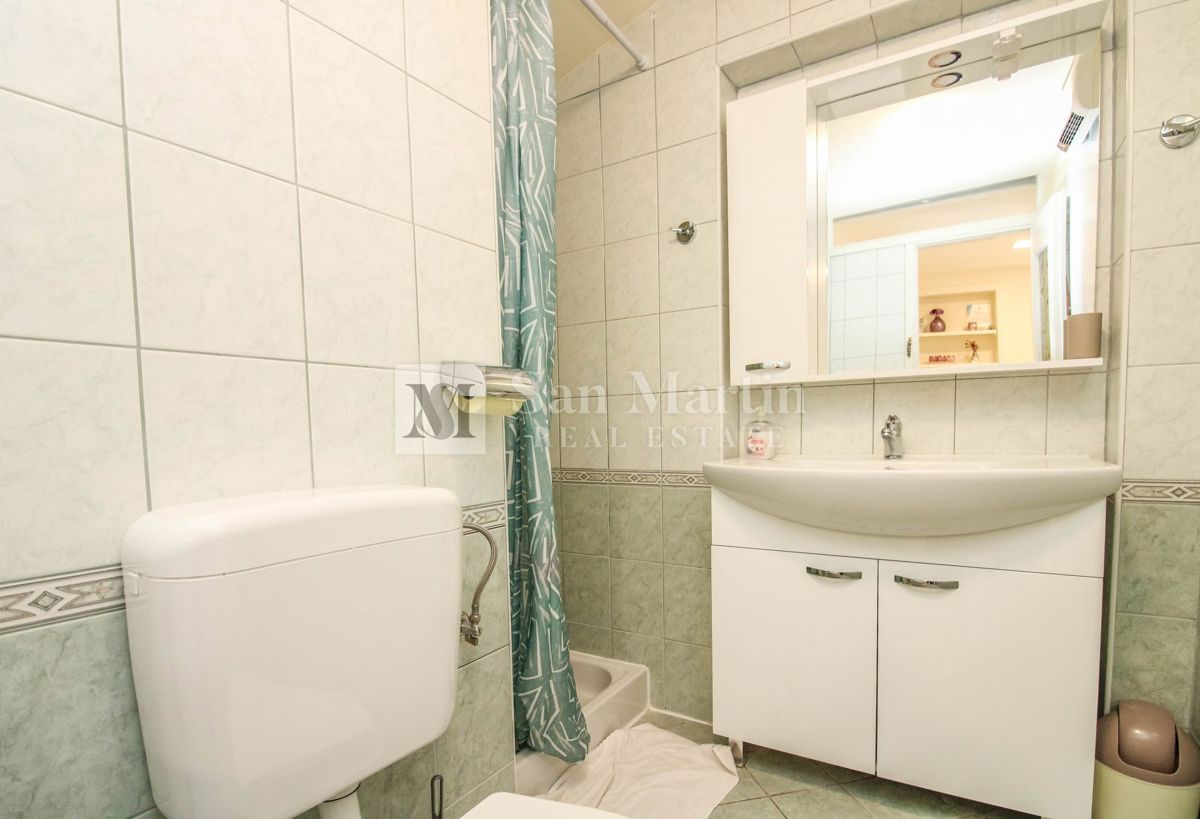 Parenzo – Appartamento unico in città, in prima fila sul mare