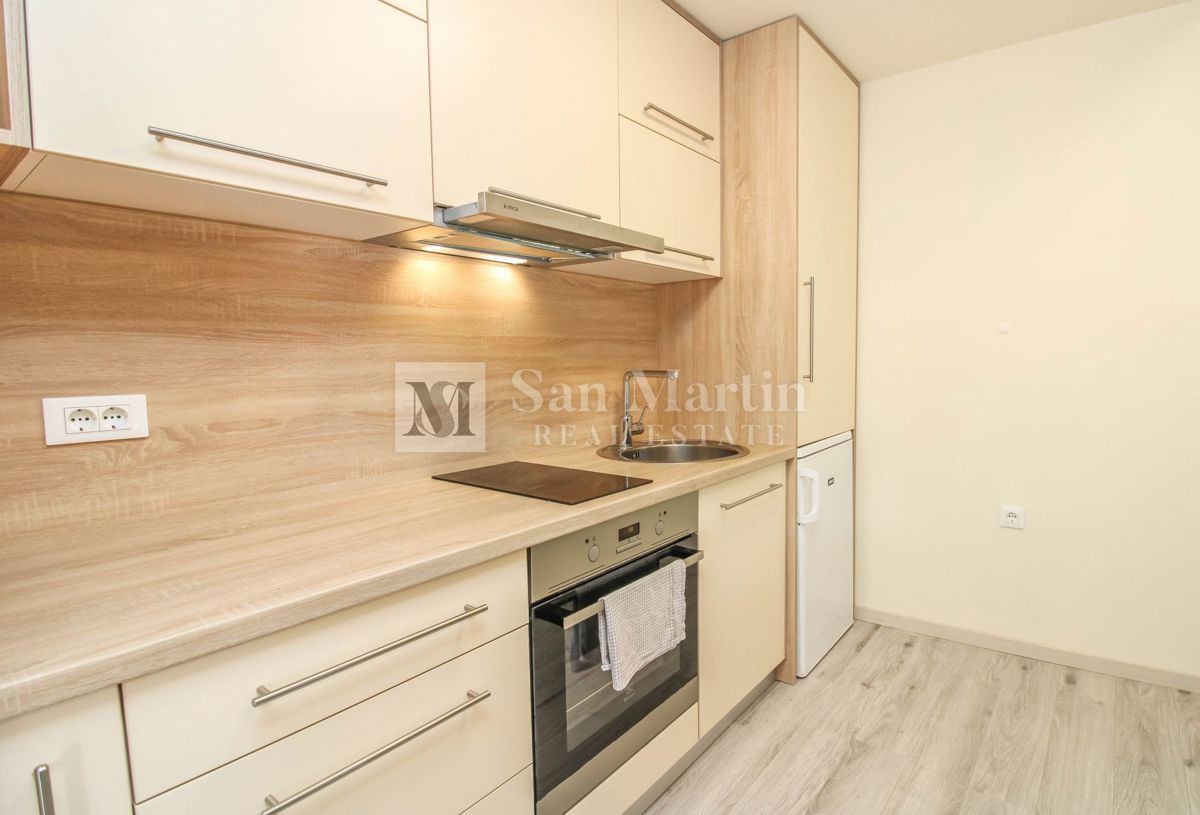 Parenzo – Appartamento unico in città, in prima fila sul mare