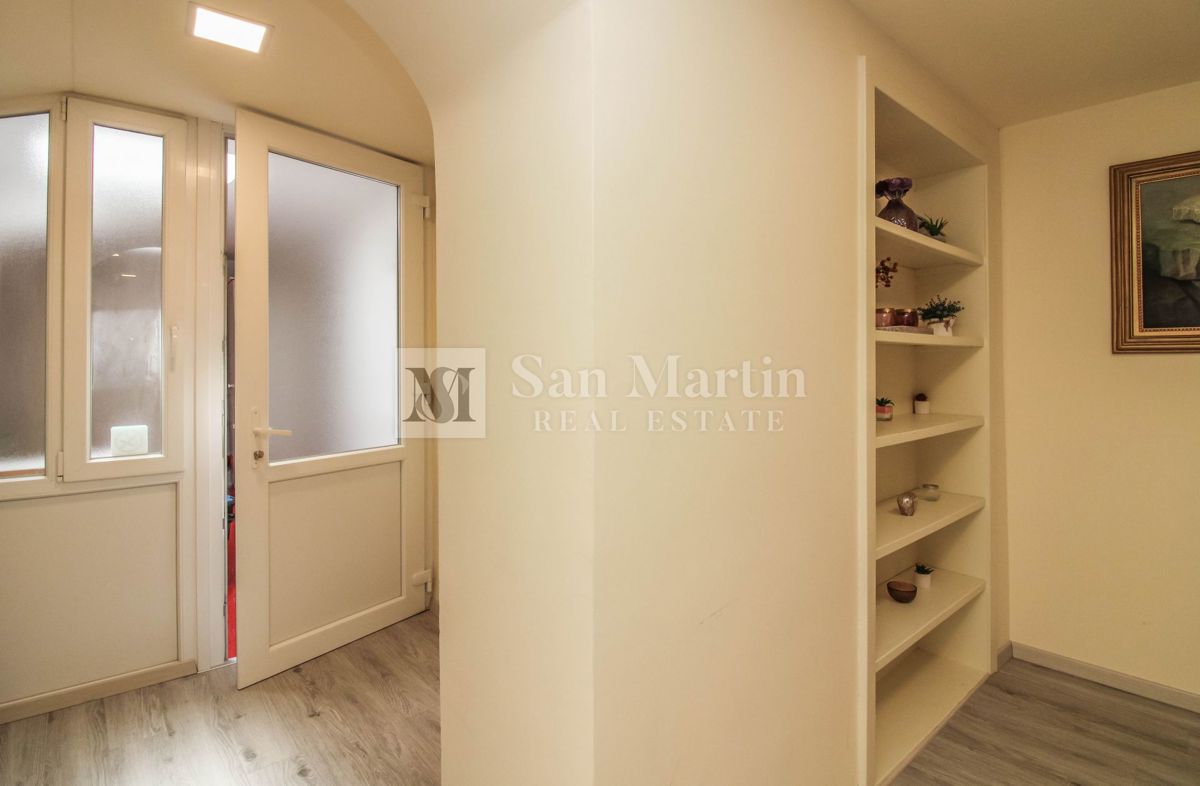 Parenzo – Appartamento unico in città, in prima fila sul mare