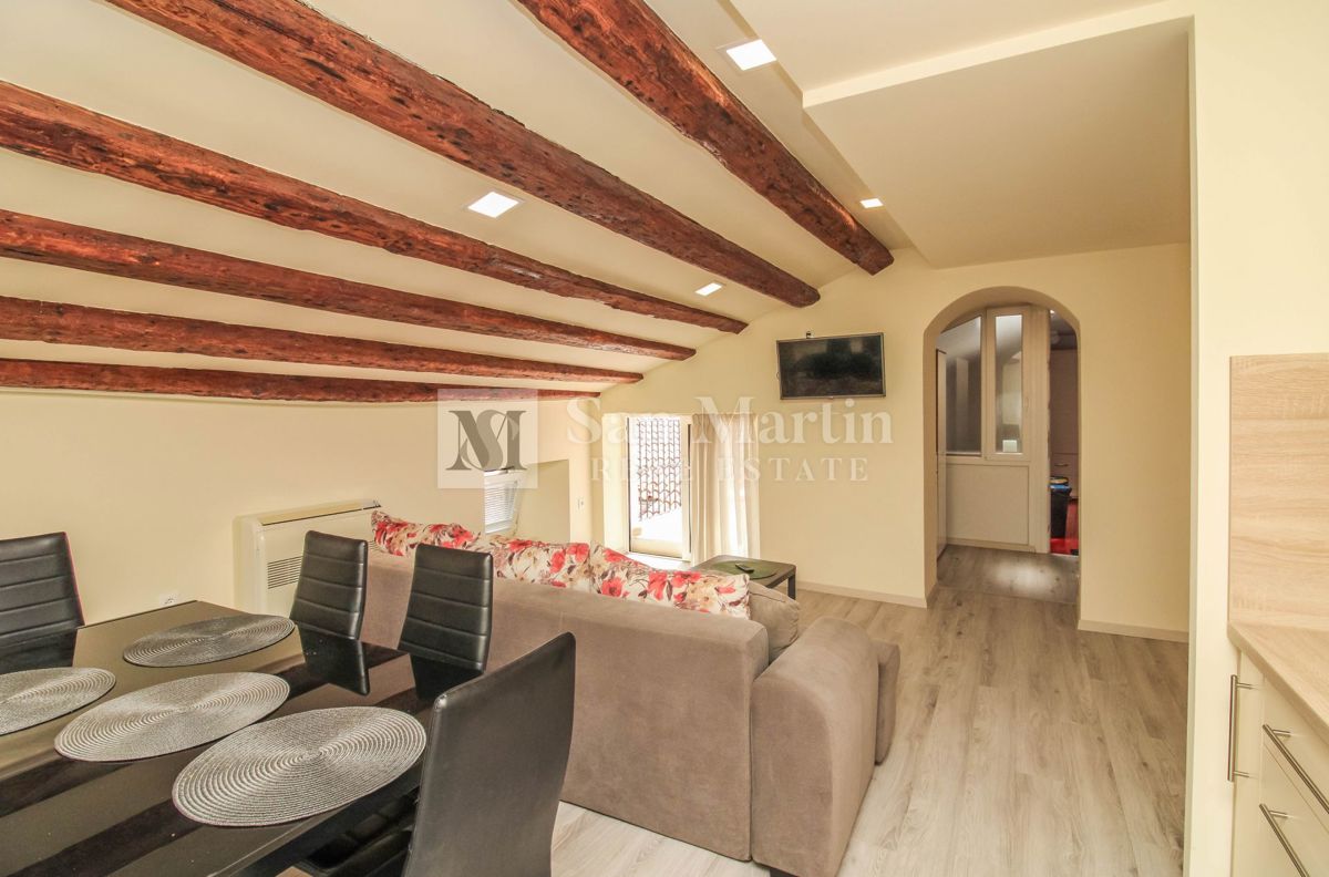 Parenzo – Appartamento unico in città, in prima fila sul mare