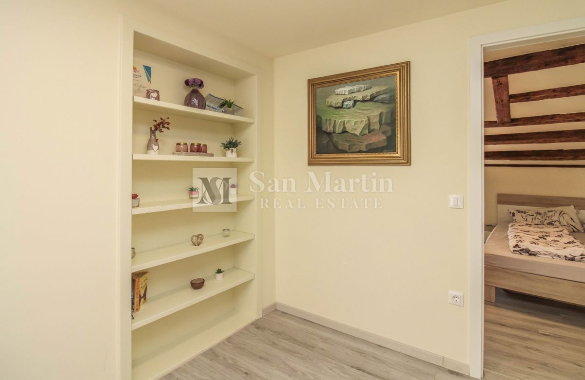 Parenzo – Appartamento unico in città, in prima fila sul mare