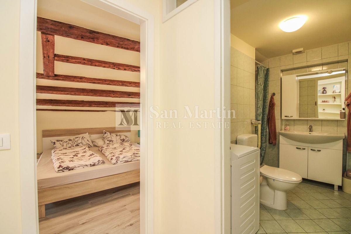 Parenzo – Appartamento unico in città, in prima fila sul mare