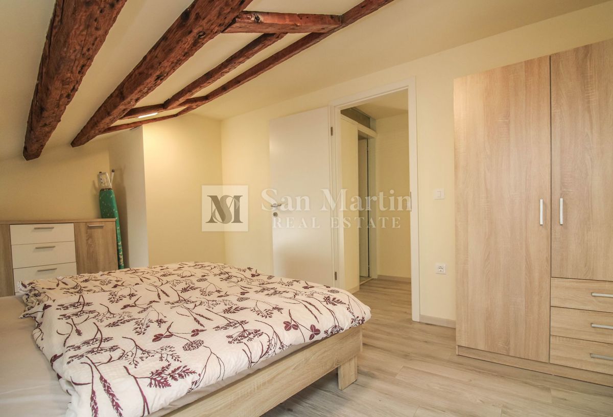 Parenzo – Appartamento unico in città, in prima fila sul mare