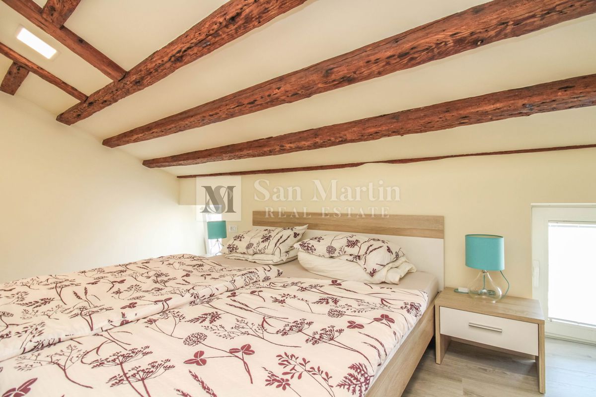 Parenzo – Appartamento unico in città, in prima fila sul mare