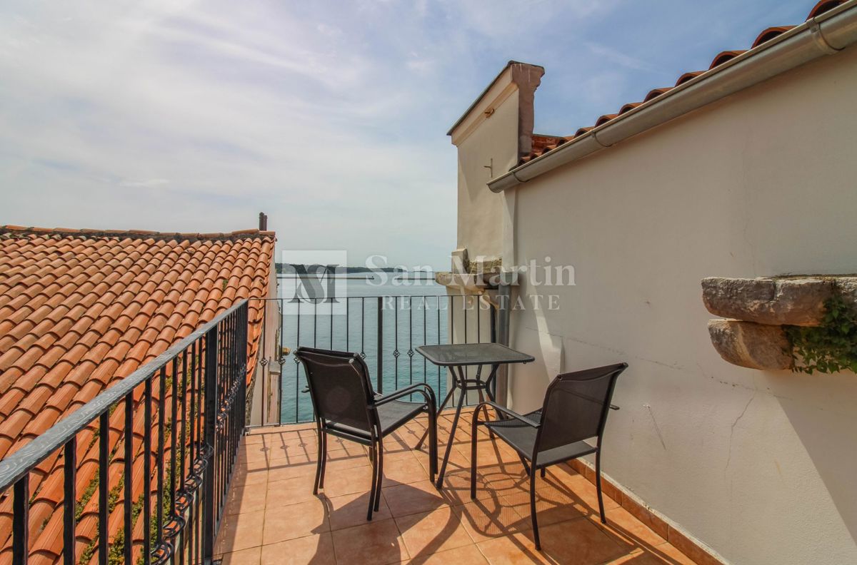 Parenzo – Appartamento unico in città, in prima fila sul mare