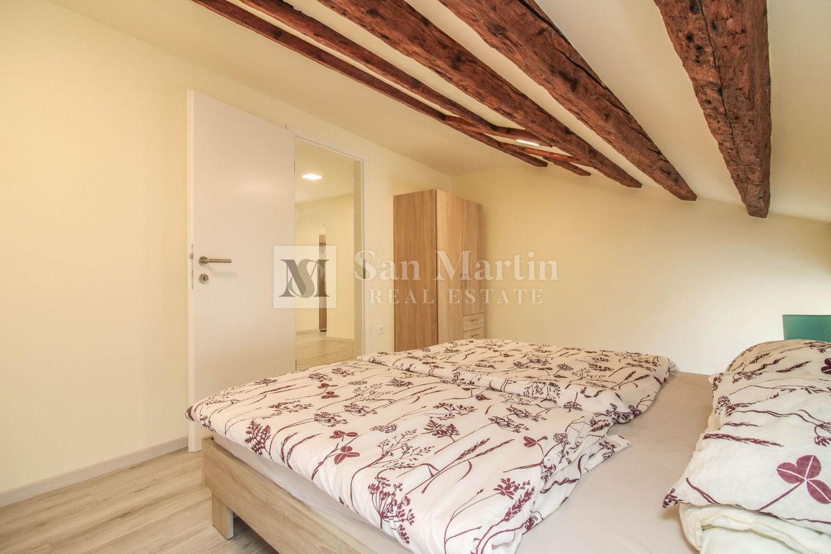 Parenzo – Appartamento unico in città, in prima fila sul mare