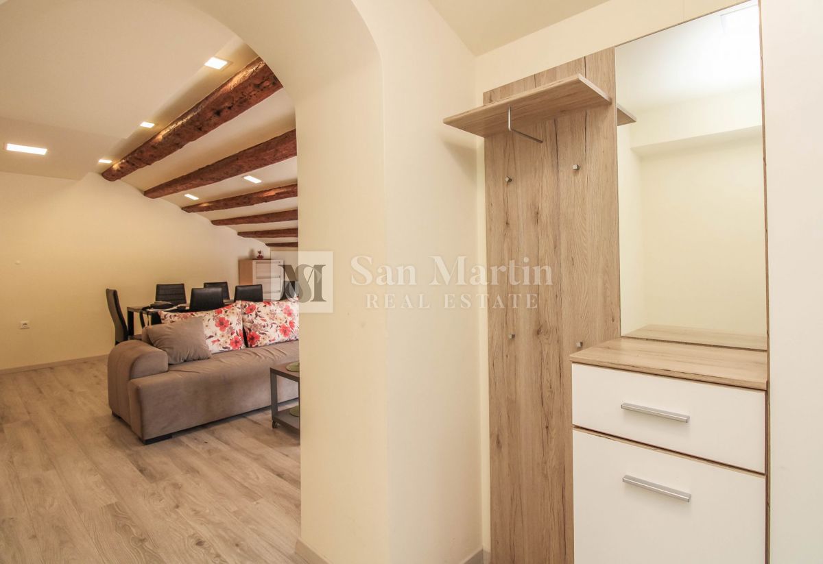 Parenzo – Appartamento unico in città, in prima fila sul mare