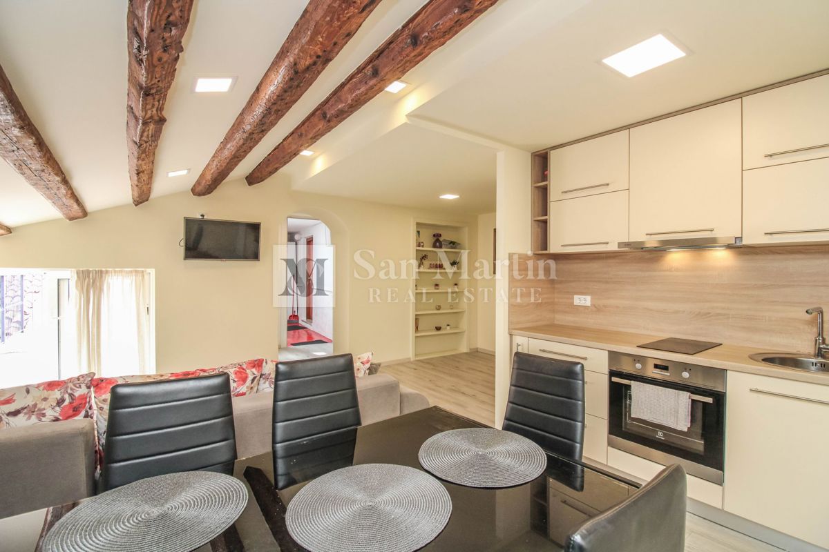 Parenzo – Appartamento unico in città, in prima fila sul mare