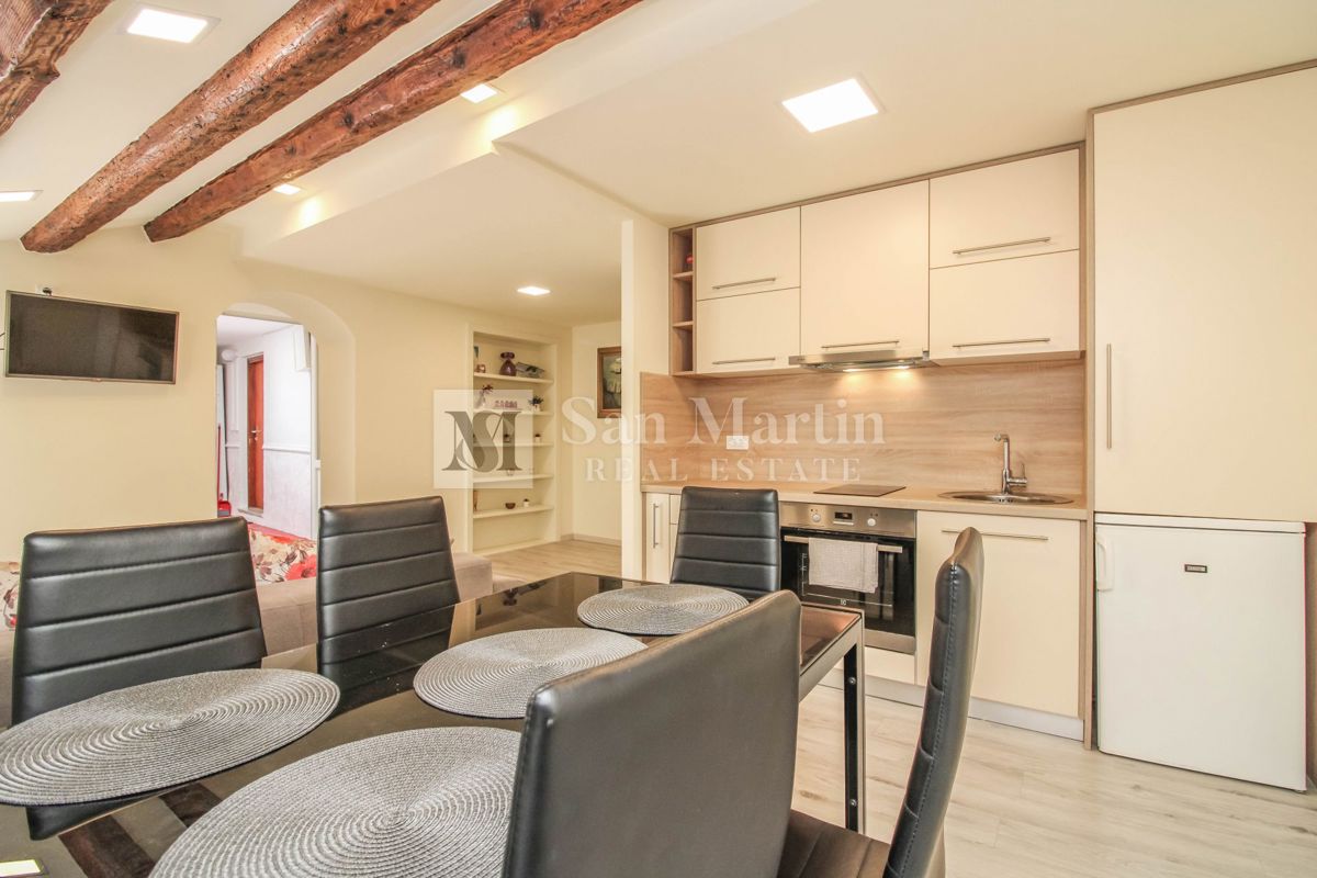 Parenzo – Appartamento unico in città, in prima fila sul mare