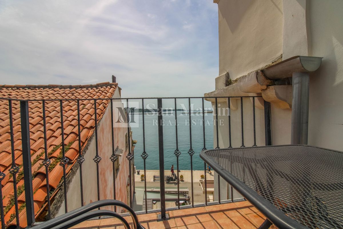 Parenzo – Appartamento unico in città, in prima fila sul mare