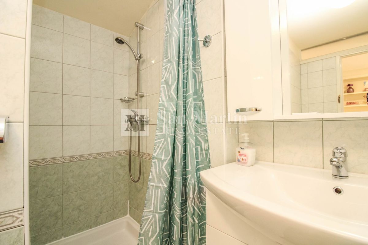 Parenzo – Appartamento unico in città, in prima fila sul mare