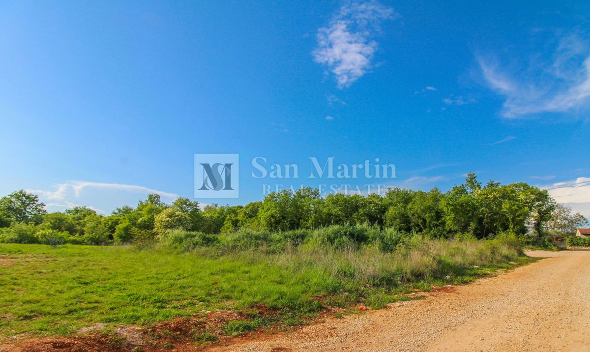 Umago - terreno con permesso di costruzione vicino al mare