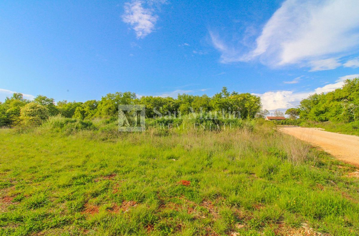 Umago - terreno con permesso di costruzione vicino al mare