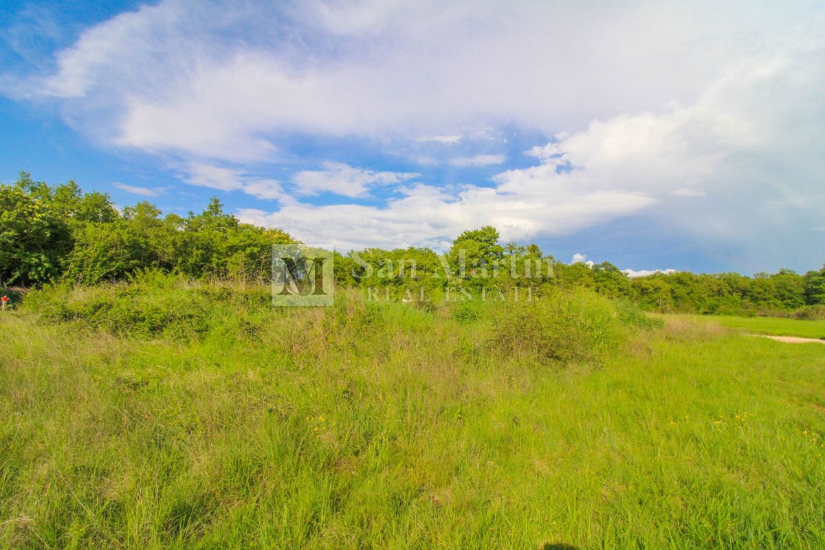 Umago - terreno con permesso di costruzione vicino al mare