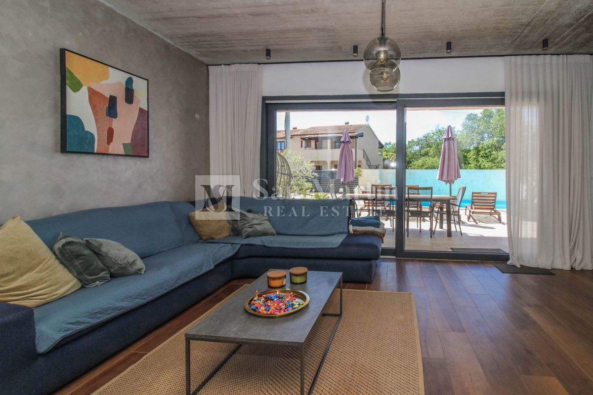 POREČ, Casa moderna con piscina