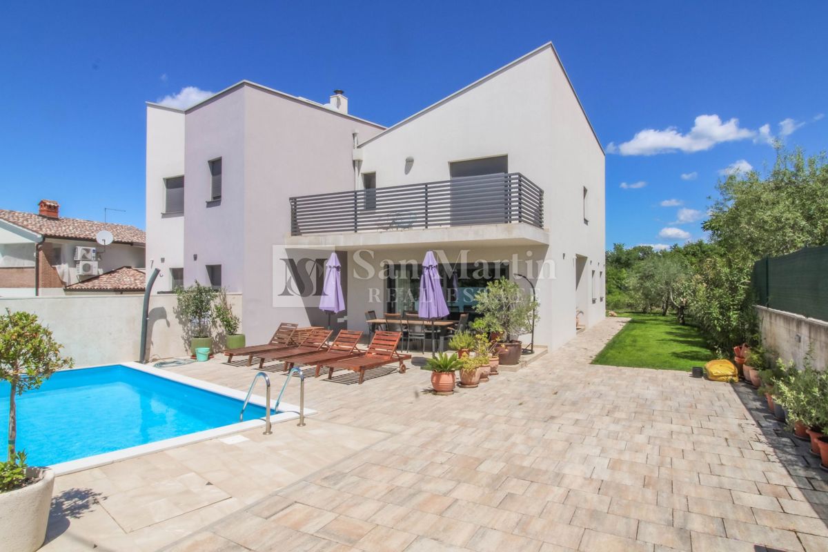 POREČ, Casa moderna con piscina