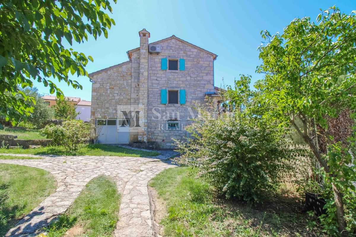 DINTORNI DI PARENZO, casa in pietra con ampio giardino