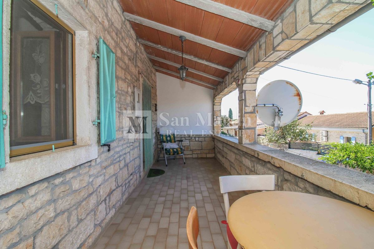 DINTORNI DI PARENZO, casa in pietra con ampio giardino