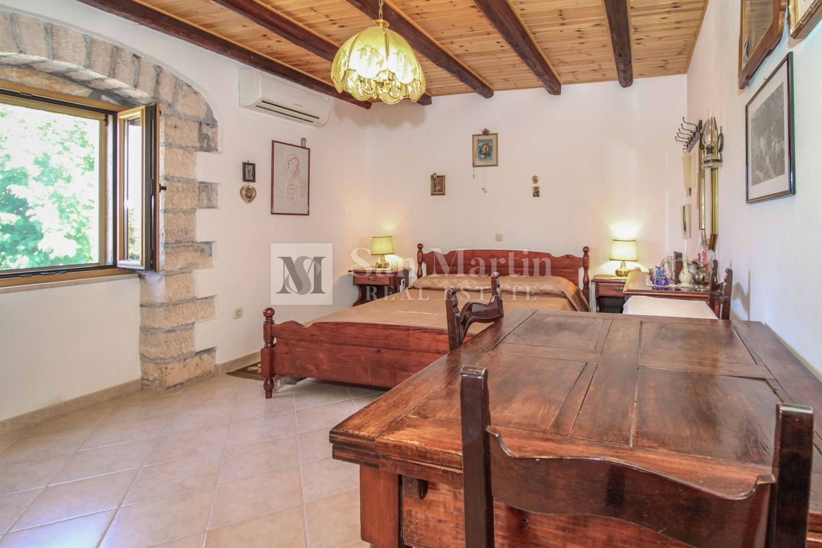 DINTORNI DI PARENZO, casa in pietra con ampio giardino