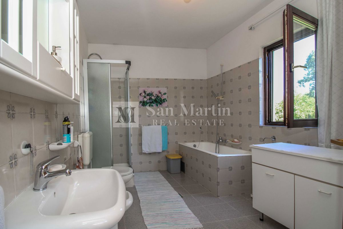 DINTORNI DI PARENZO, casa in pietra con ampio giardino