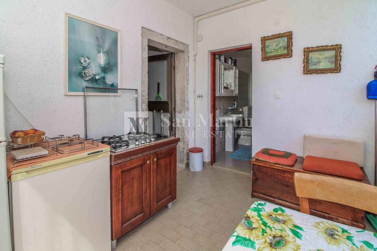 DINTORNI DI PARENZO, casa in pietra con ampio giardino