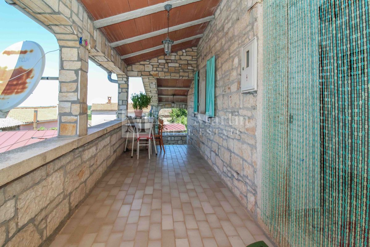 DINTORNI DI PARENZO, casa in pietra con ampio giardino