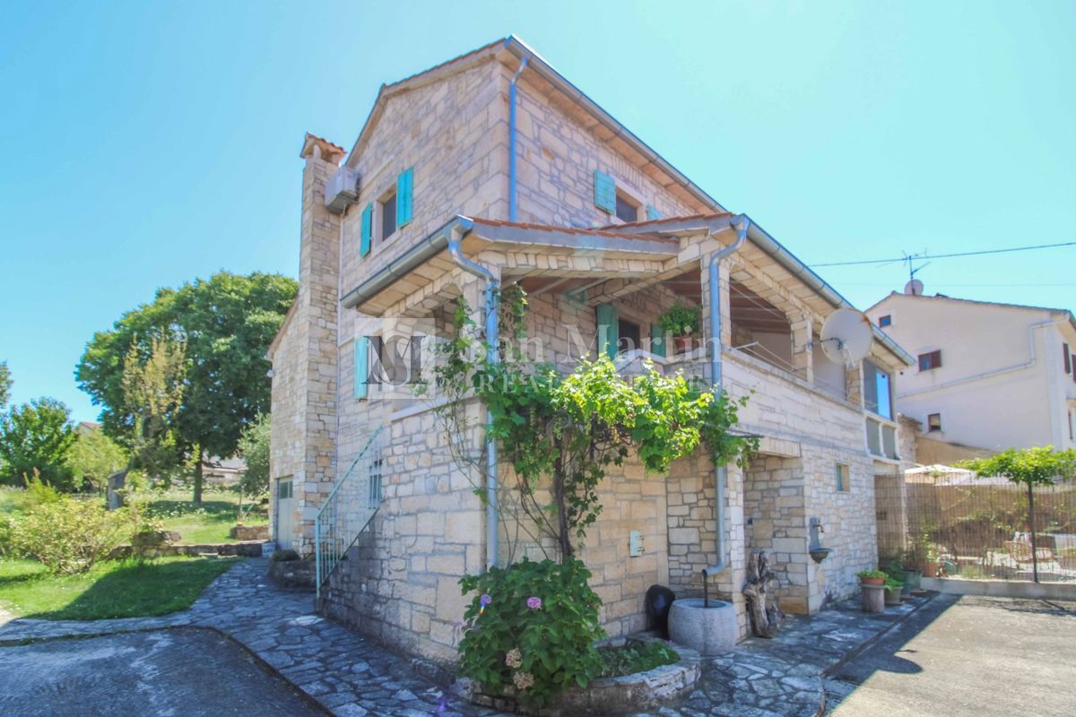 DINTORNI DI PARENZO, casa in pietra con ampio giardino