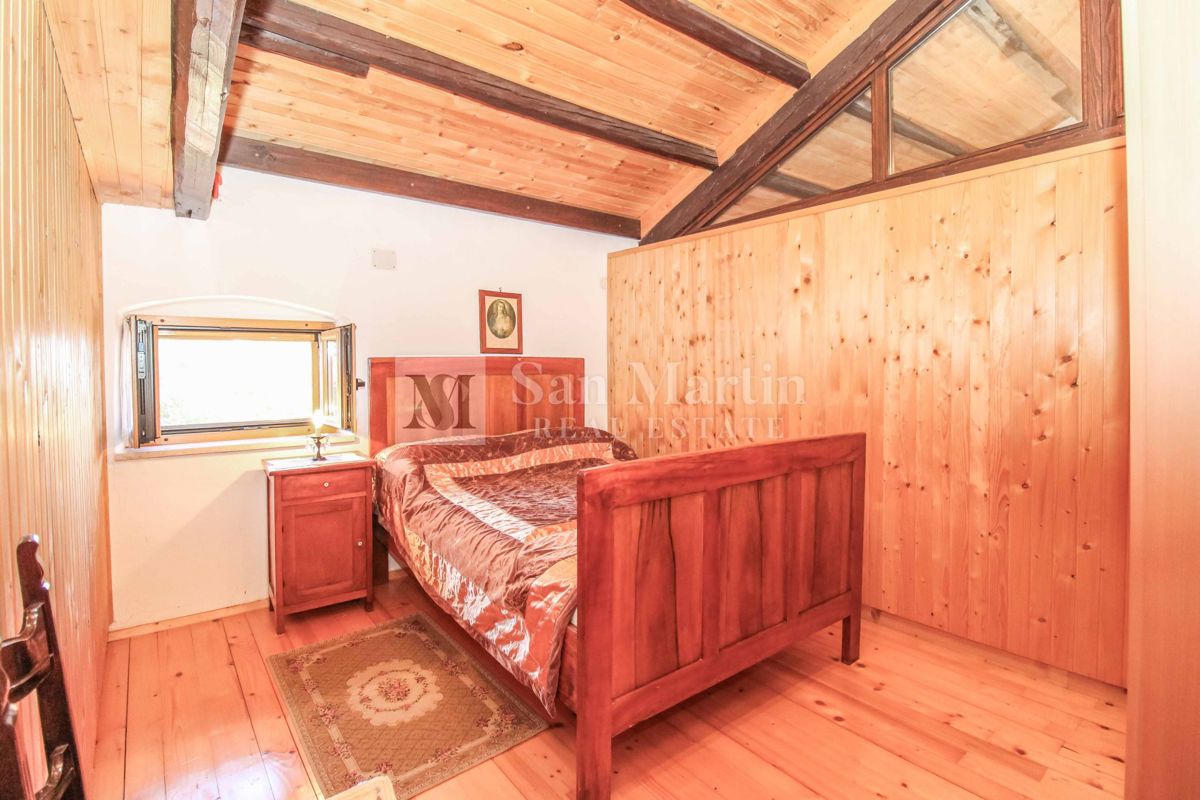 DINTORNI DI PARENZO, casa in pietra con ampio giardino