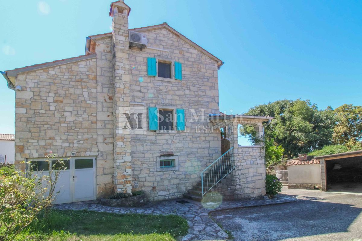 DINTORNI DI PARENZO, casa in pietra con ampio giardino