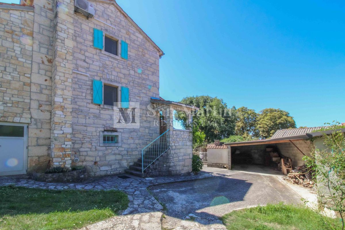 DINTORNI DI PARENZO, casa in pietra con ampio giardino