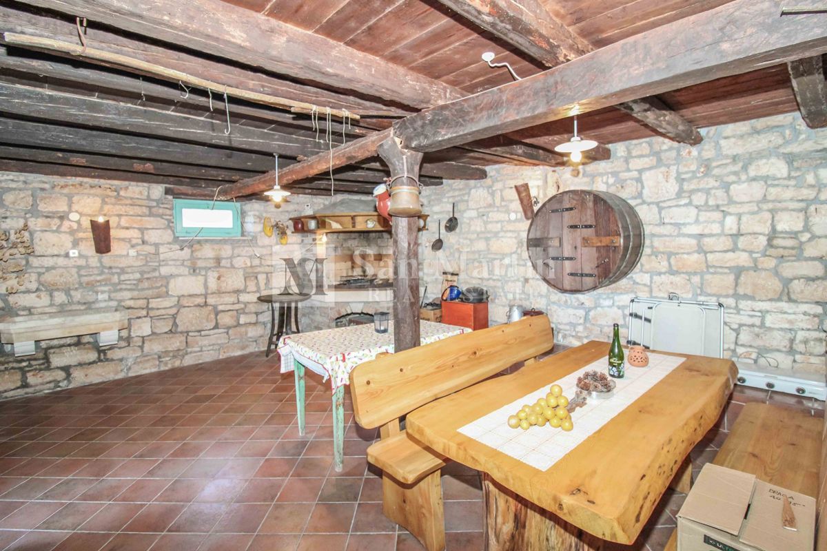 DINTORNI DI PARENZO, casa in pietra con ampio giardino