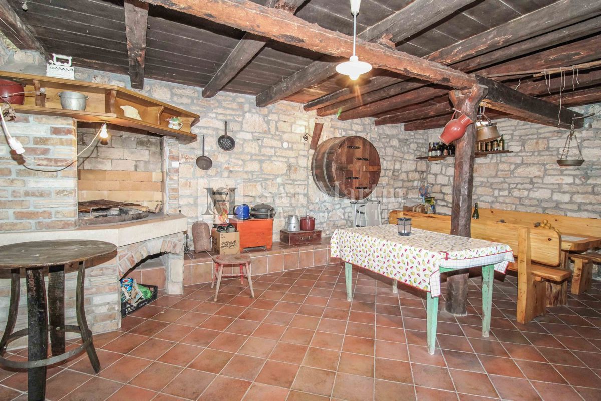 DINTORNI DI PARENZO, casa in pietra con ampio giardino