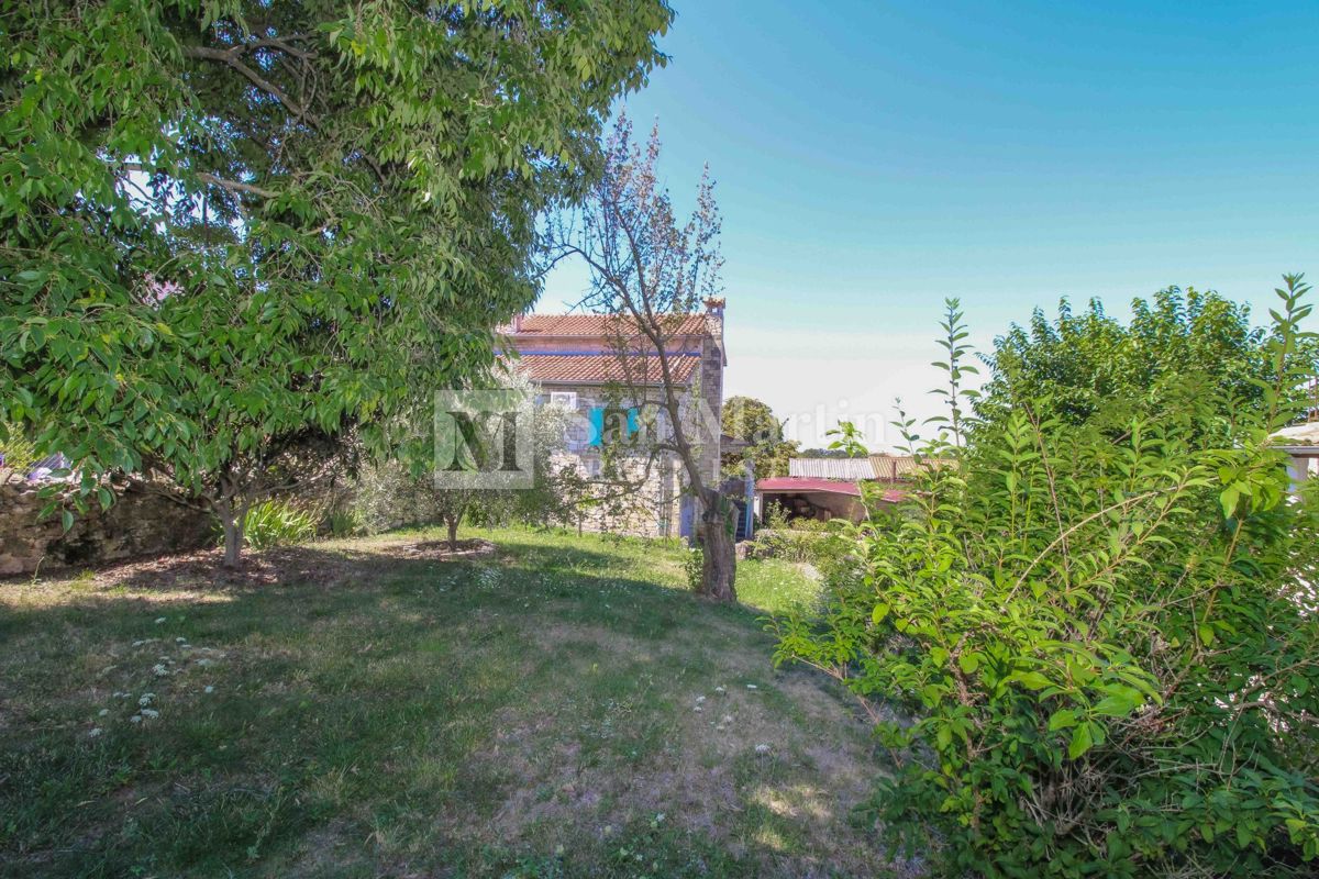 DINTORNI DI PARENZO, casa in pietra con ampio giardino