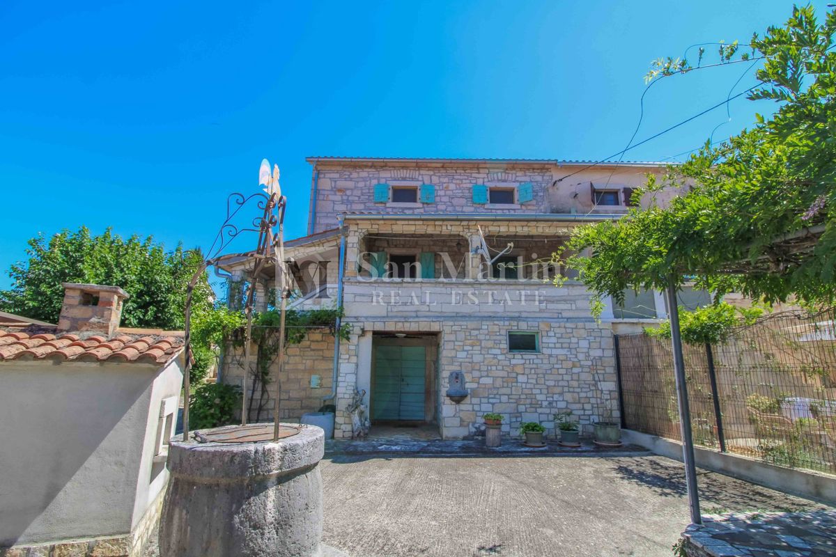 DINTORNI DI PARENZO, casa in pietra con ampio giardino