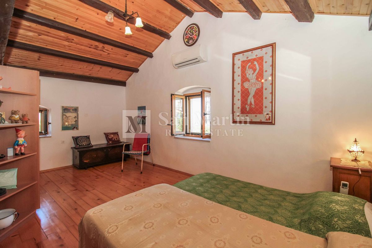 DINTORNI DI PARENZO, casa in pietra con ampio giardino