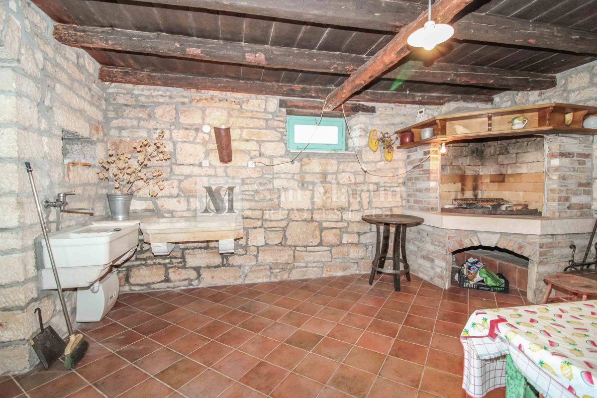 DINTORNI DI PARENZO, casa in pietra con ampio giardino