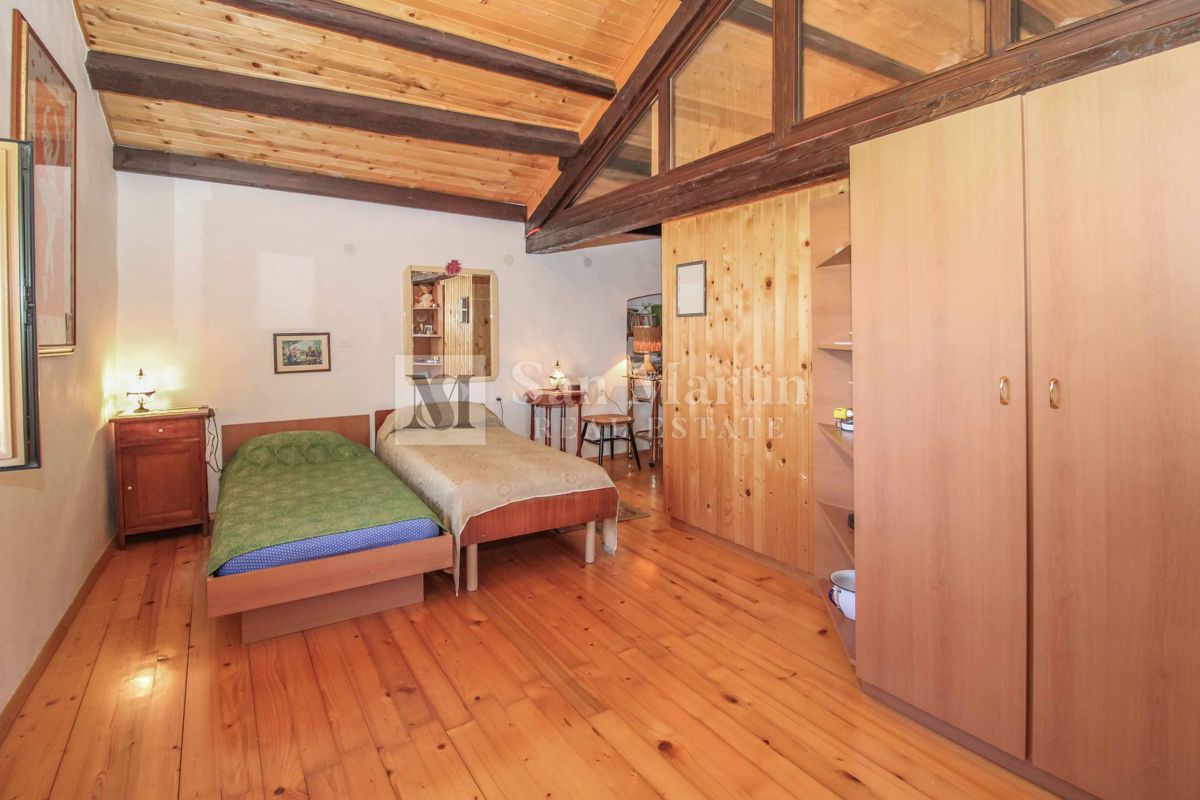 DINTORNI DI PARENZO, casa in pietra con ampio giardino