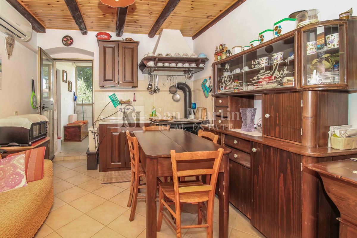 DINTORNI DI PARENZO, casa in pietra con ampio giardino