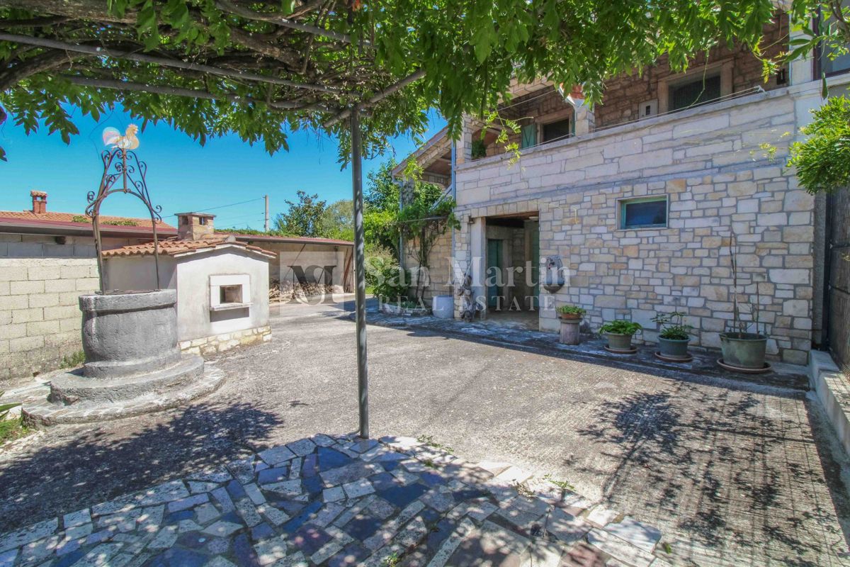 DINTORNI DI PARENZO, casa in pietra con ampio giardino