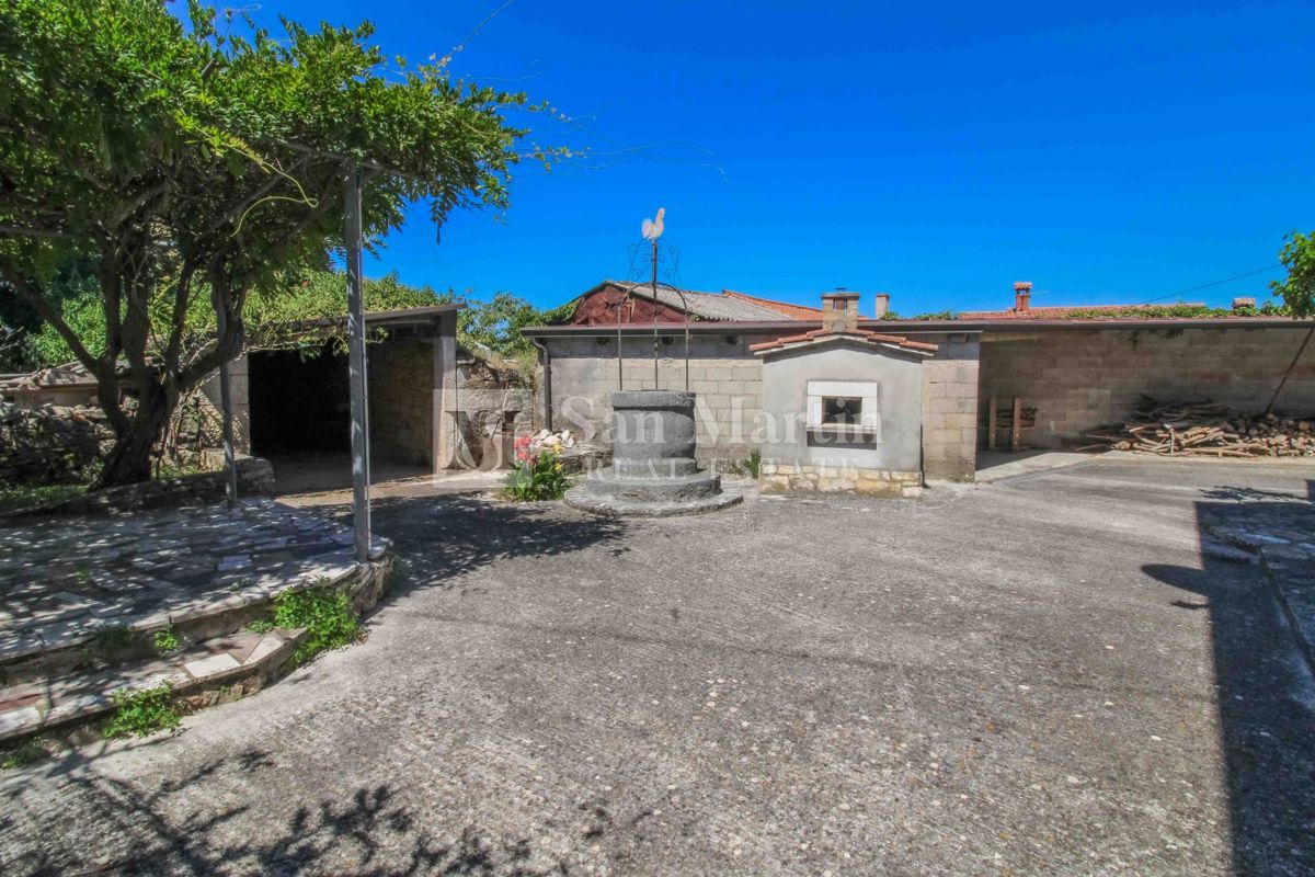 DINTORNI DI PARENZO, casa in pietra con ampio giardino