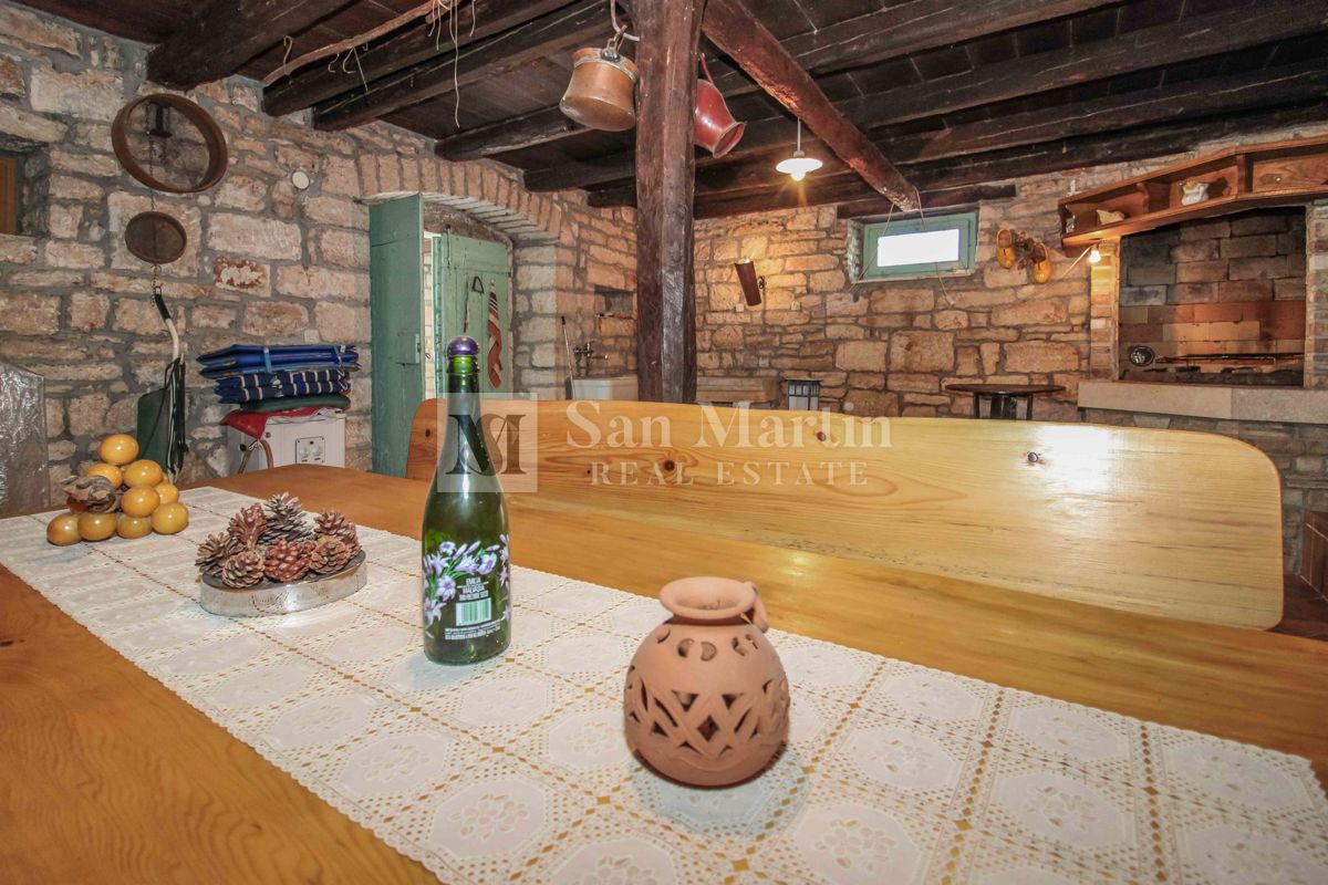 DINTORNI DI PARENZO, casa in pietra con ampio giardino