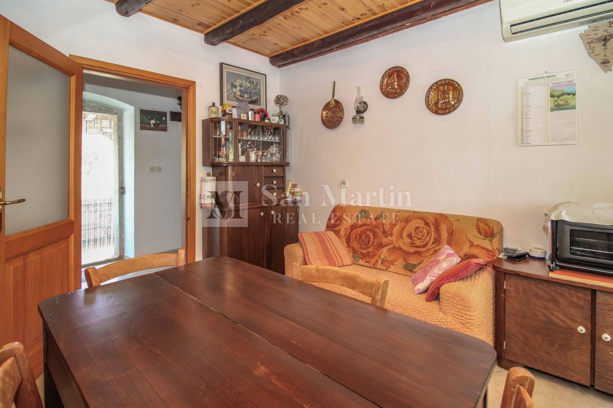 DINTORNI DI PARENZO, casa in pietra con ampio giardino