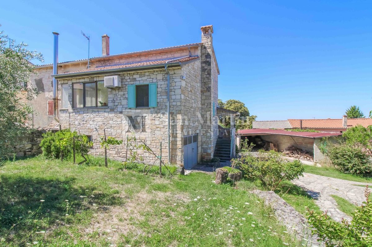 DINTORNI DI PARENZO, casa in pietra con ampio giardino