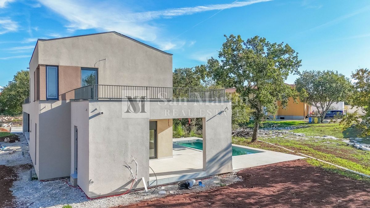 Parenzo, casa arredata di design con piscina