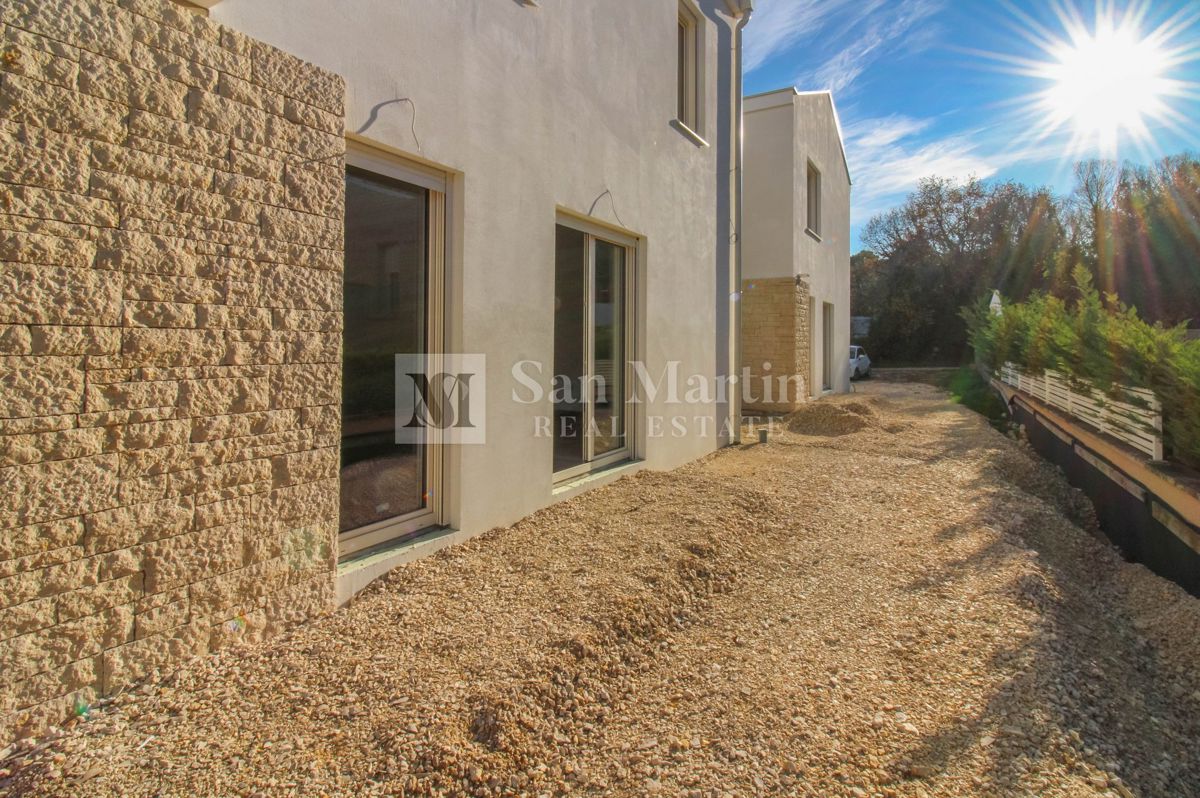 Poreč, dintorni - una moderna casa a schiera vicino al mare